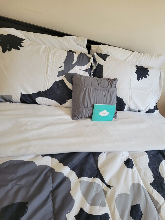 Building Photo - 305 Humble Rd