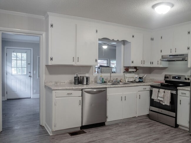 Building Photo - 411 College Blvd