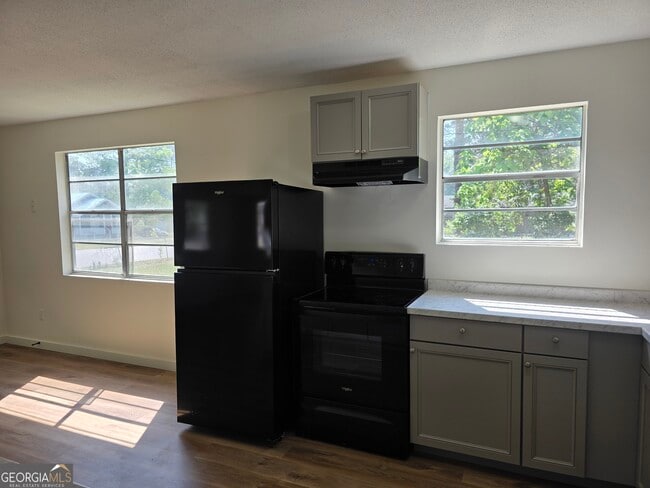 Building Photo - 309 E 3rd St