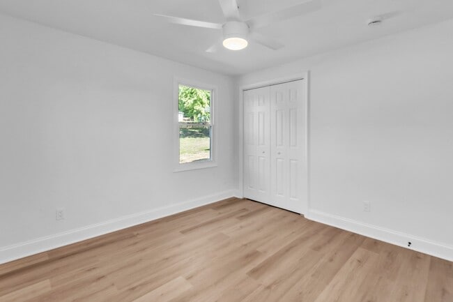 Building Photo - 211 Della Ln