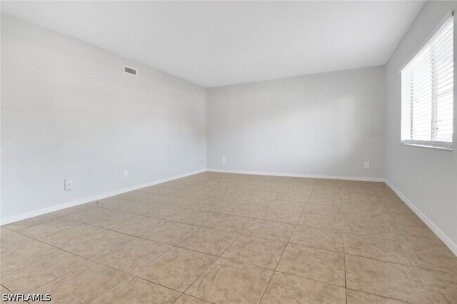 Building Photo - 4635 Bayshore Dr