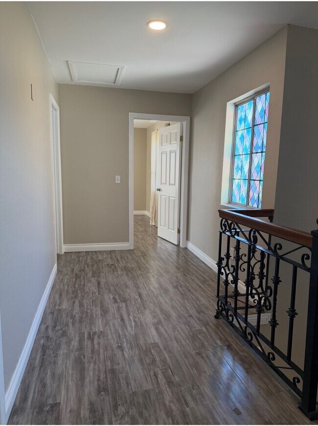 Building Photo - 5 Bed 3 Bath House Available Now!