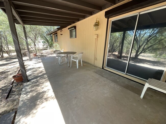 Building Photo - Great Northwest location Magee & La Canada