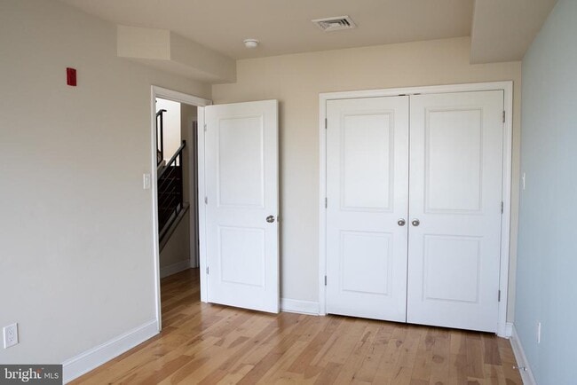 Building Photo - 323 E Allen St