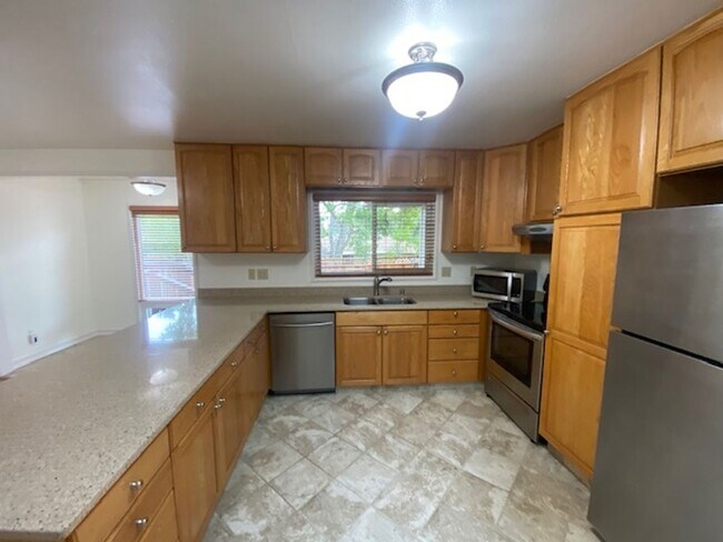 Building Photo - 340 Bishop Ave