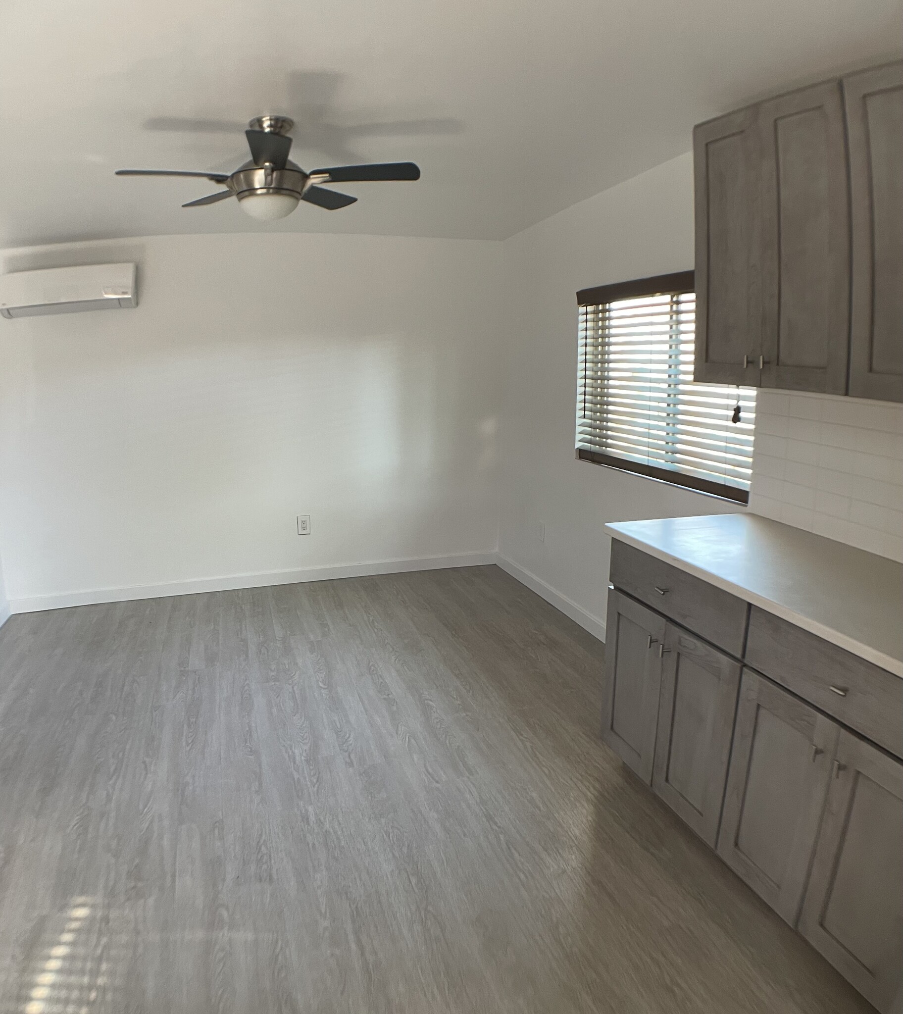 Living room - 1728 E Waverly St