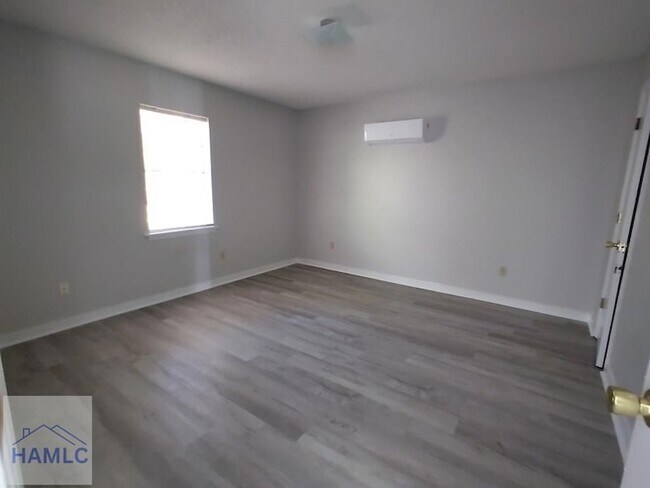 Building Photo - 7214-32 Live Oak Loop
