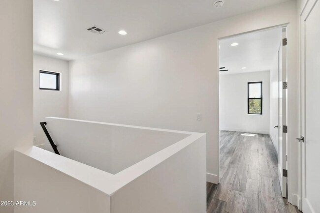 Building Photo - 902 W Hazelwood St