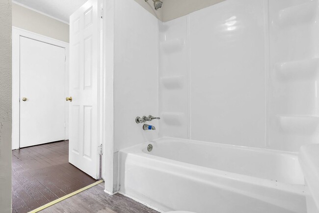 Building Photo - Updated 3 Bed Home