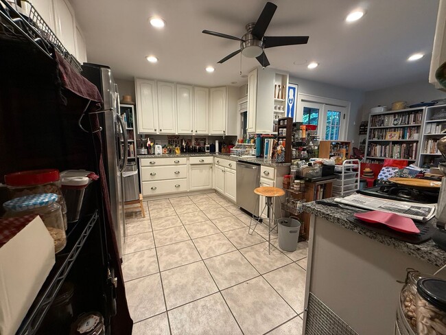 Building Photo - 2425 Demington Dr