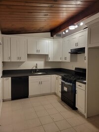 Building Photo - Suburban oasis