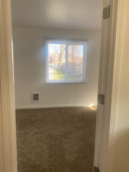 Building Photo - 9762 N River Rd