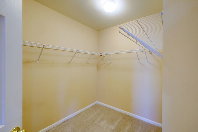 Building Photo - Luxury Townhome in the Heart of the Kentlands