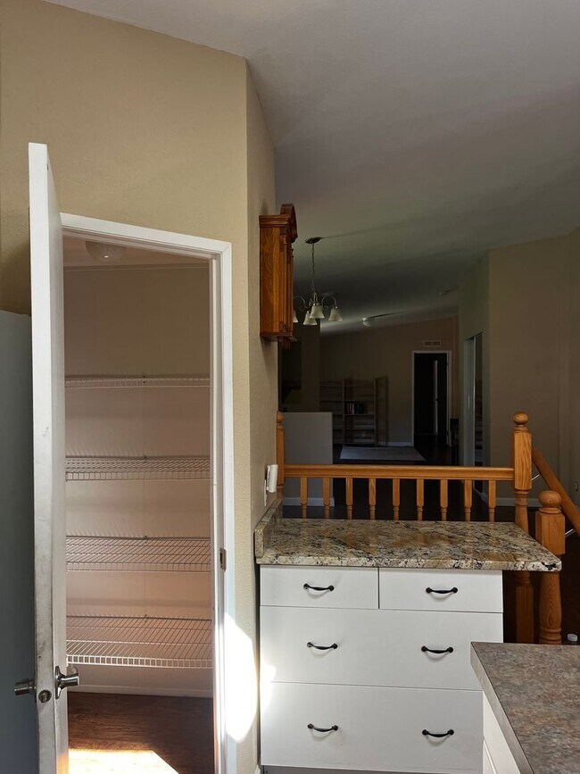 Building Photo - Spacious 3 bed/2bath in Town, Month-to-Month or long term lease.