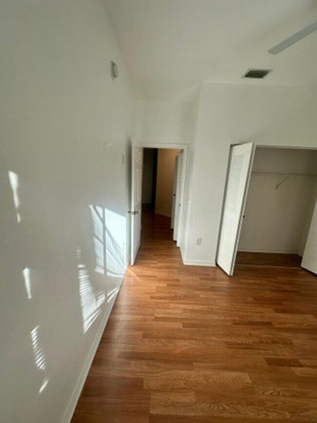 Building Photo - 220 Crestwood Cir