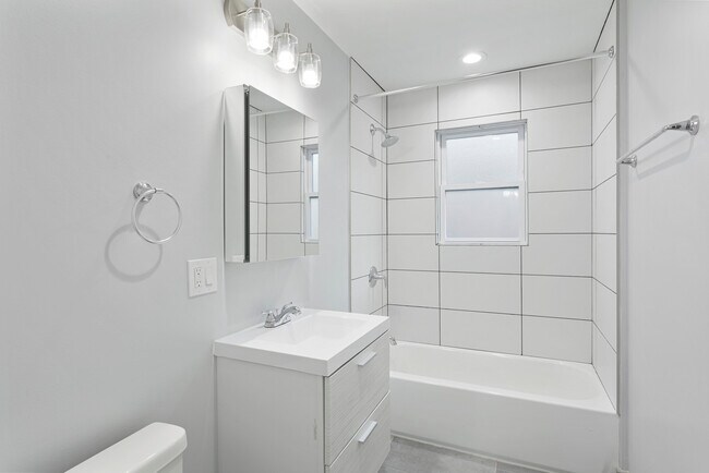 Building Photo - 7634 N Eastlake Terrace