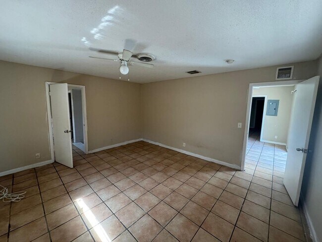 Building Photo - 1430 N Stacy St