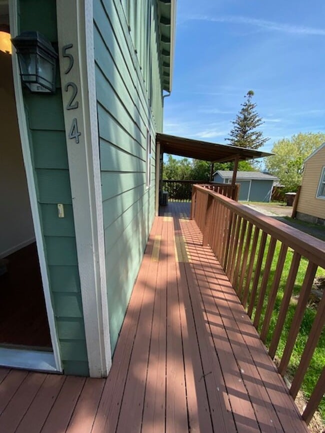 Building Photo - Updated Camas Townhome