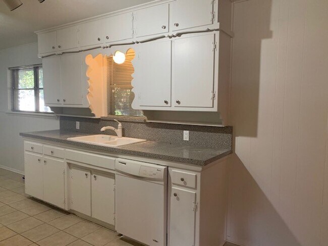 Building Photo - Spacious 3 Bedroom, 2 Full Bath Home Located in SW Ft. Worth!