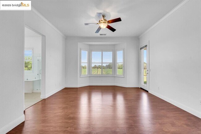 Building Photo - 909 Suntan Ln