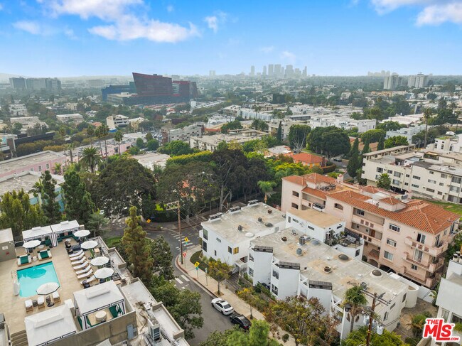 Building Photo - 8601 West Knoll Dr