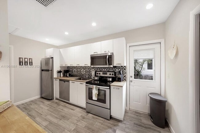 Building Photo - 970 SW 9th St