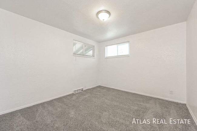 Building Photo - Spacious 2 Bed 1 Bath Lower Level Home wit...