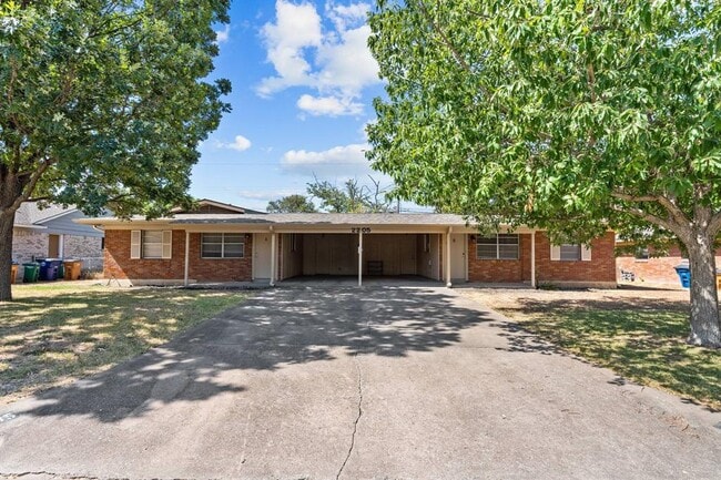 Building Photo - 2205 Lanier Dr