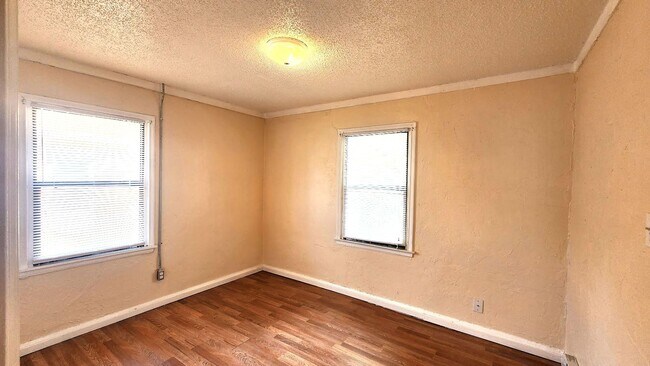 Building Photo - 2 Bed 1 Bath 1 Car  Detached Garage in Chesser Addn Midwest City