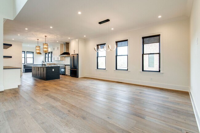 Building Photo - Like New 4 Bedroom Luxury Home in Franklin TN