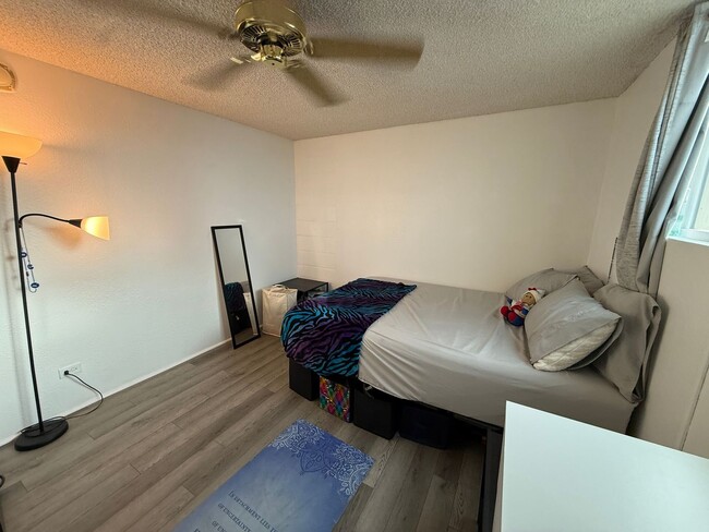 Building Photo - Beautiful High-Rise 1 Bedroom in Waikiki with Covered Parking