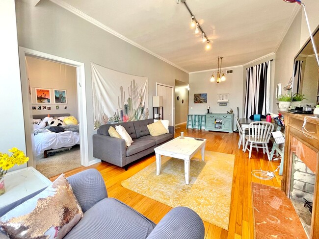 Building Photo - Spacious 2 bd/1 bath Condo in Lincoln Park!