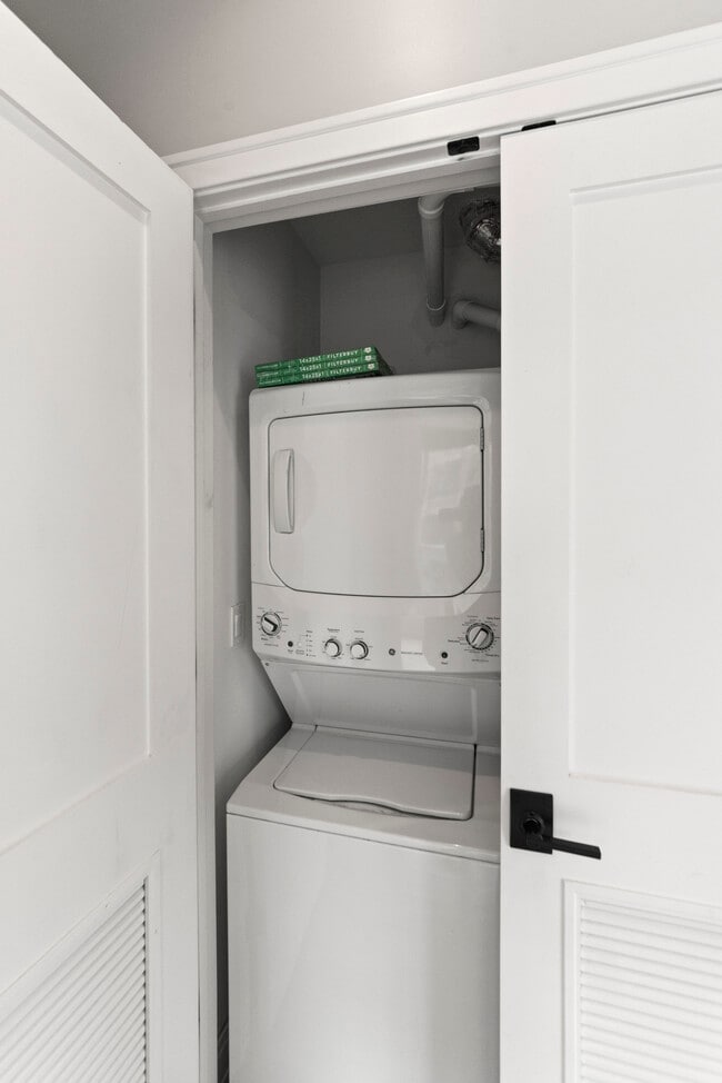 Building Photo - 1050 W Cornelia Ave