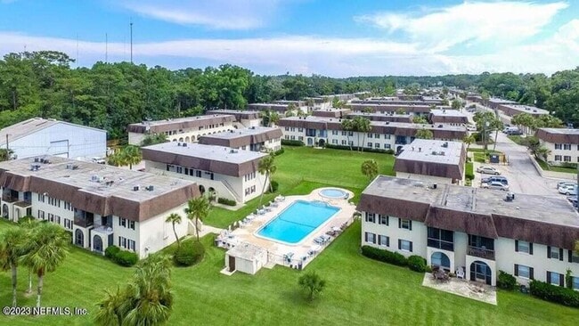 Building Photo - Live in Southbrook