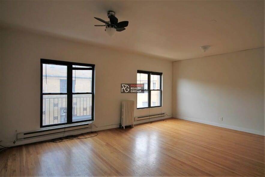 Building Photo - 727 W Roscoe St