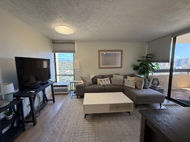 Building Photo - Fully Furnished 2BD/1BA w/ Diamond Head View – Renovated, Parking, In-Unit W/D