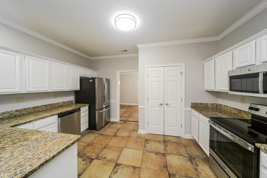 Building Photo - 8742 Raspberry Ln