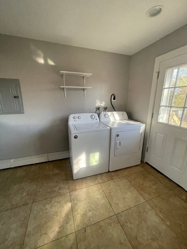 Building Photo - Beautiful 2 Bed 1 Bath Unit For Rent in Wh...