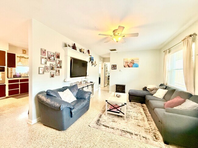 Building Photo - Bright & cozy 2bedroom 1bath home with out...