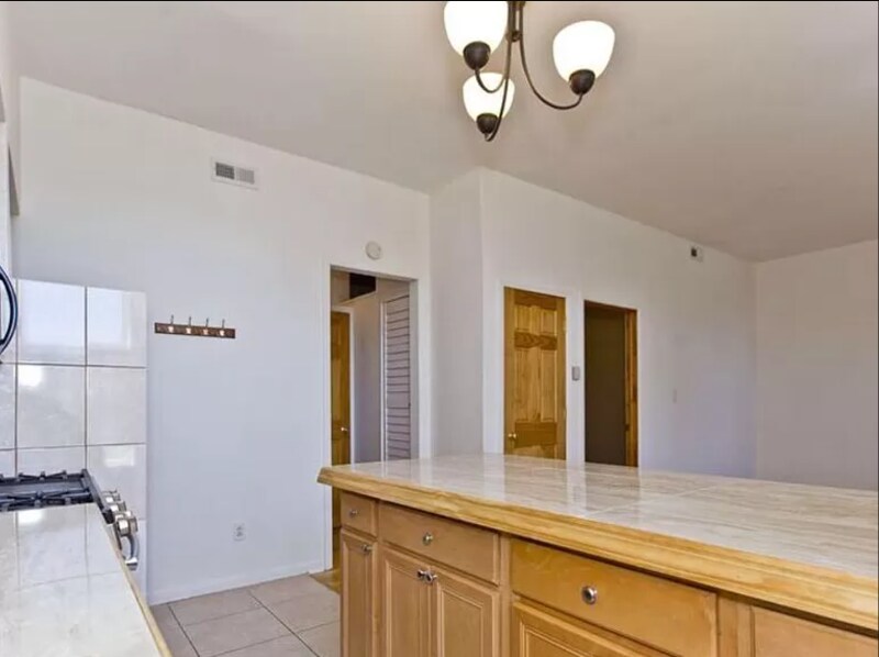 Building Photo - 1368 W Evergreen Ave