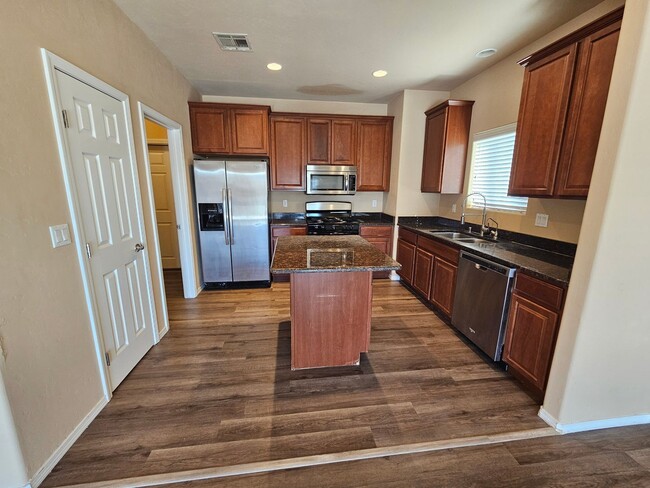 Building Photo - Large 4 bdrm/2 bath home in Desert Lakes G...