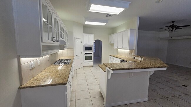 Building Photo - Beautiful Waterfront Home in Northwest Bakersfield