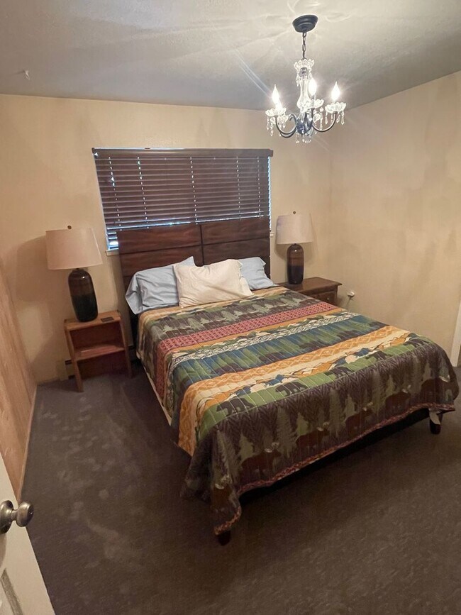 Building Photo - Quiet 4Bd 2Ba home avail. for a 3-5 month Seasonal Lease! Avail. Call and inquire today!