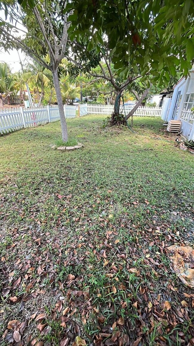 Building Photo - 413 NE 8th St