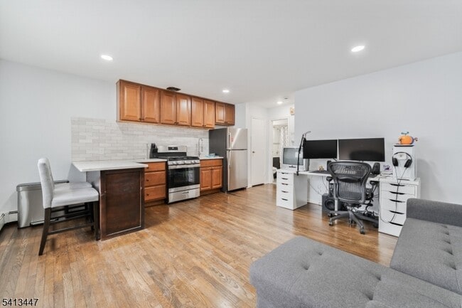 Building Photo - 104 N Beverwyck Rd