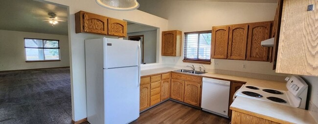 Building Photo - Spacious Single-Family Home with Vaulted C...
