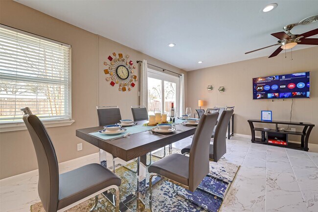 Building Photo - 5330 Hialeah Dr