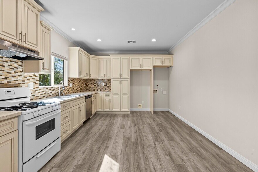 Building Photo - 6715 Cedros Ave