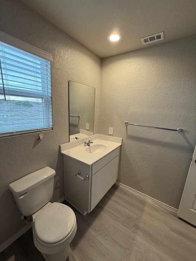 Building Photo - 4 Bedrooms, 2.5 Bathroom house with a huge back yard in New Braunfels!