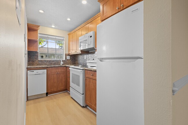 Building Photo - 1965 SE 5th Ct